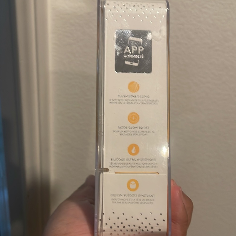 COPY - A compact cleansing device that offers a 30-second for facial cleansing - Picture 3 of 5
